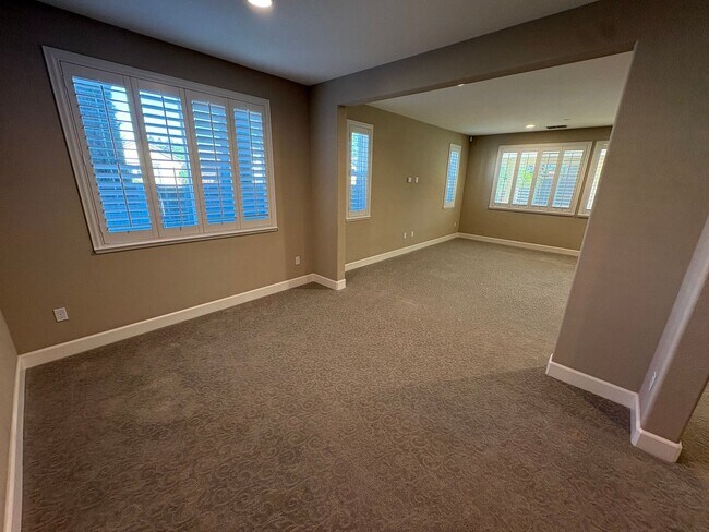 Building Photo - Spacious 4 Bed 3 Bath Tracy Home