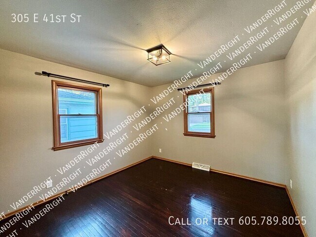 Building Photo - 305 E 41st St