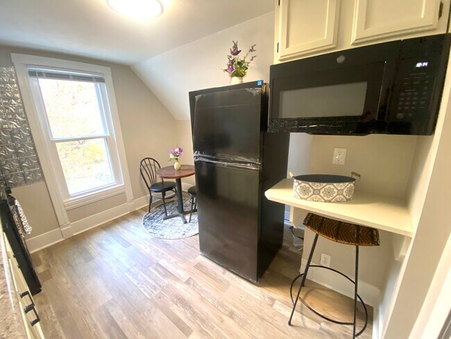 Building Photo - 612 1/2 E Chestnut St