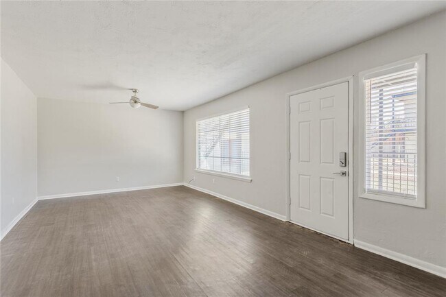 Building Photo - 2810 Dorchester Dr