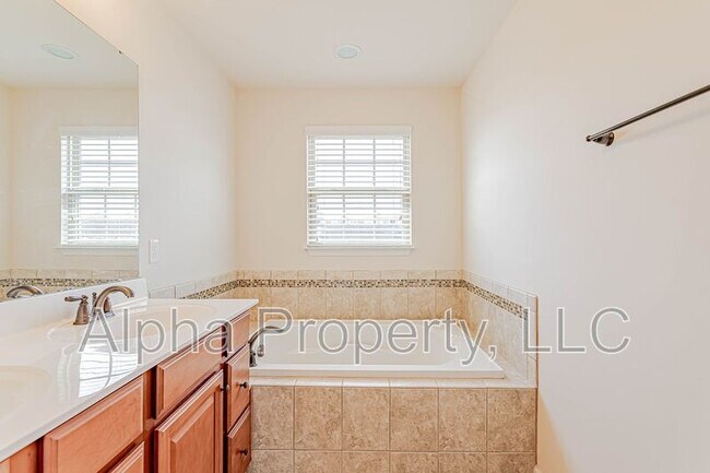 Building Photo - 12 Irvington Dr