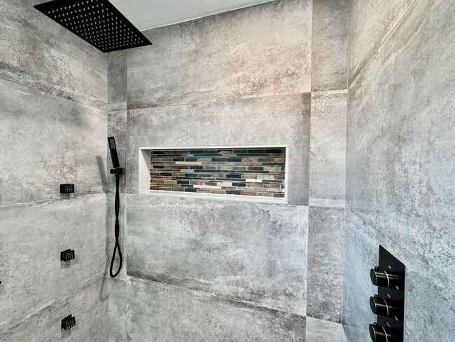 Building Photo - Great Neck Pool Home! First-Time Rental Available NOW! Pet Friendly - Corner Lot - Top Schools!