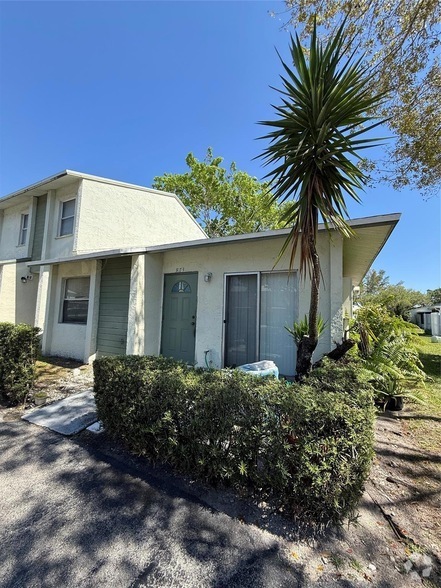 Building Photo - 873 Crystal Lake Dr