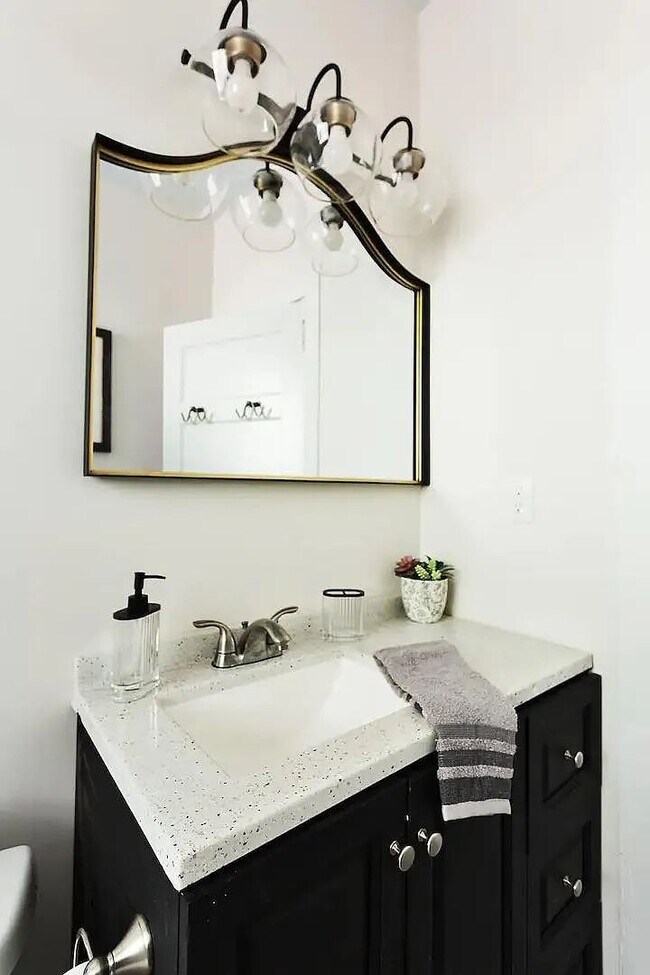 Building Photo - Spacious and homey home in the heart of Rosewood