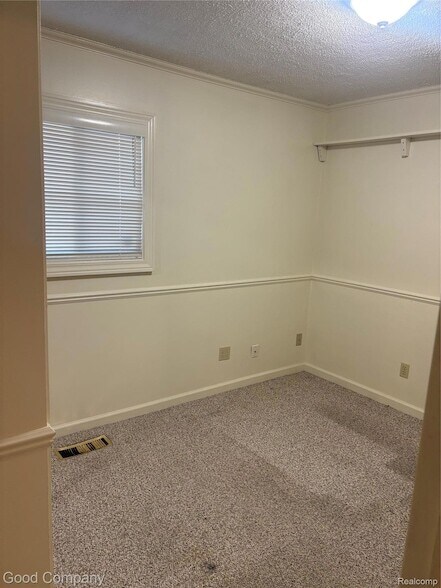 Building Photo - 6284 Woodsdale Dr