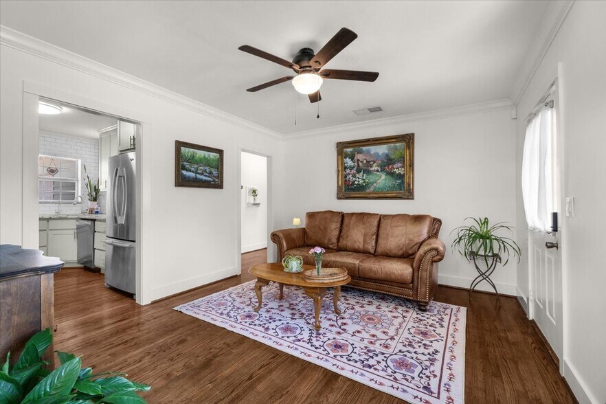 Building Photo - 3720 Oaklawn Dr