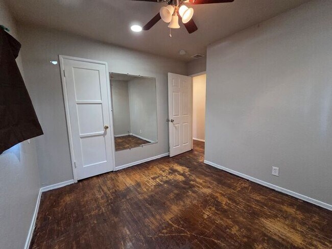 Building Photo - New Listing!