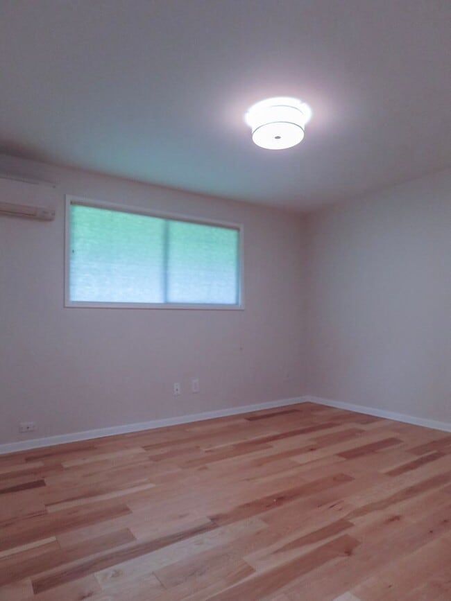 Building Photo - Gorgeous Ranch Style 3 Bedroom Home In Lake Oswego Available Now !!!