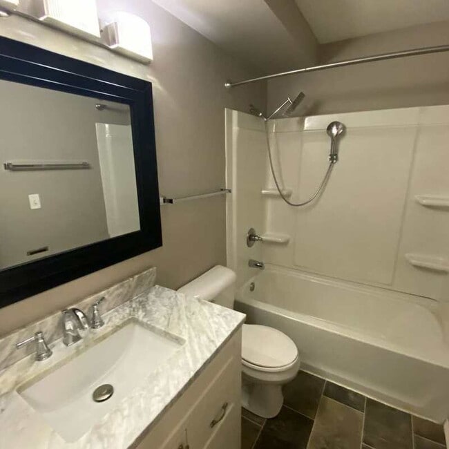 Building Photo - 15 Woodmere Ct