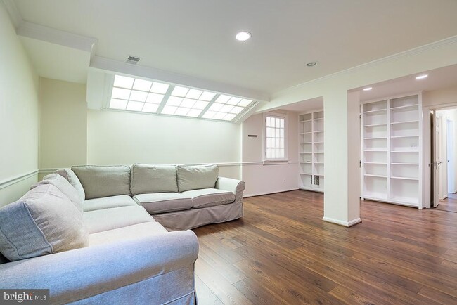 Building Photo - 3500 Hamlet Pl