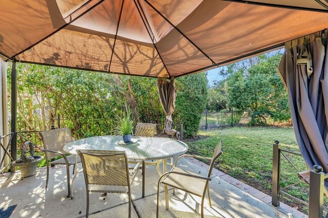 Building Photo - CHARMING 2 BEDROOM & 2 BATHROOM DUET! LOVE...