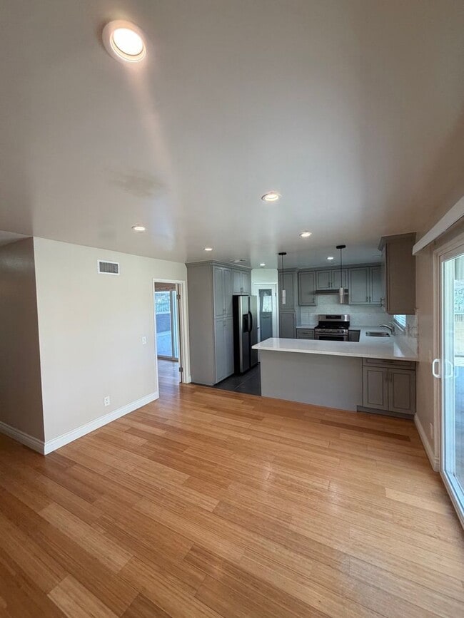 Building Photo - Beautiful 3 Bedroom Home in Avocado Heights