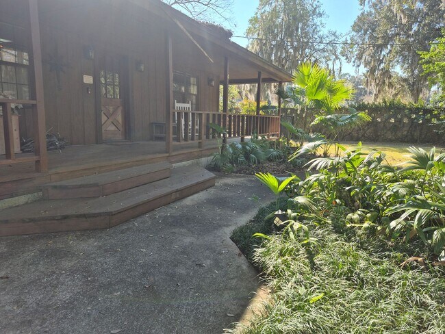 Building Photo - Cabin living in the suburbs