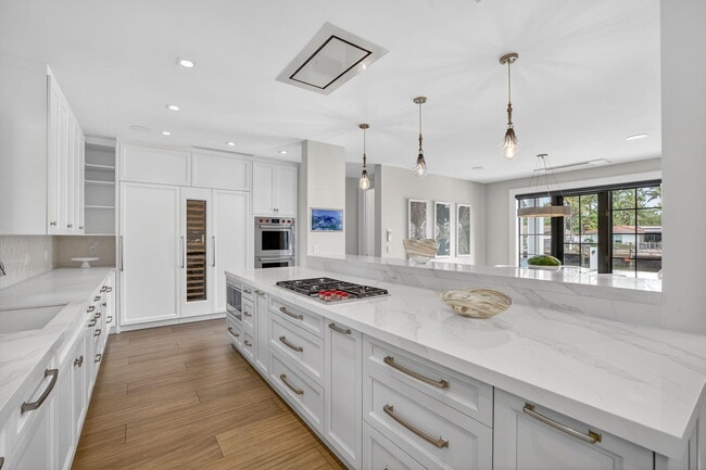 Building Photo - 400 Mola Ave