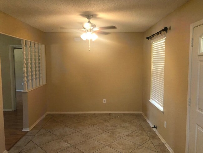 Building Photo - 2 Bedroom Single Family
