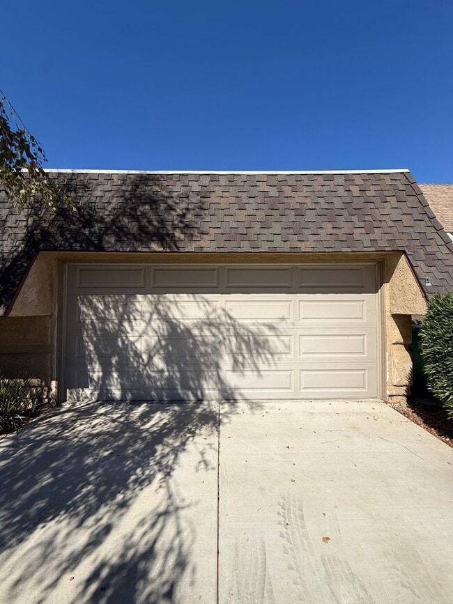 Building Photo - Located in Bauer Estates Near The Country ...