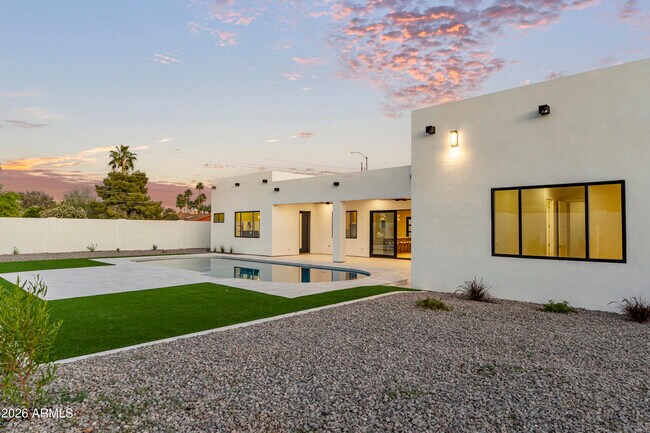 Building Photo - 5540 E Dahlia Dr