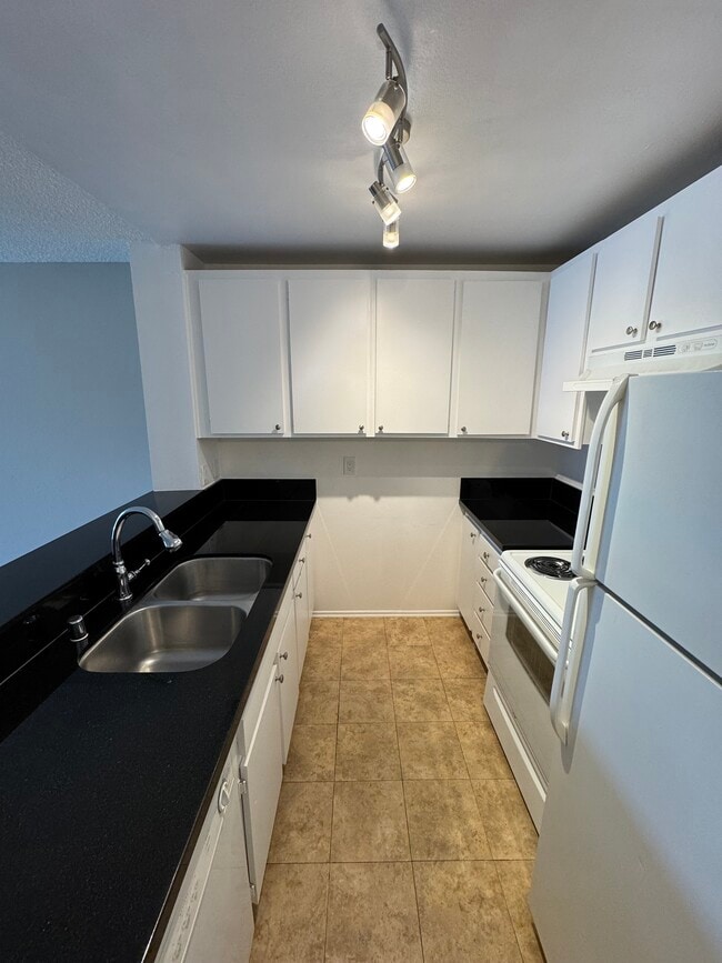 Building Photo - Hancock Villa