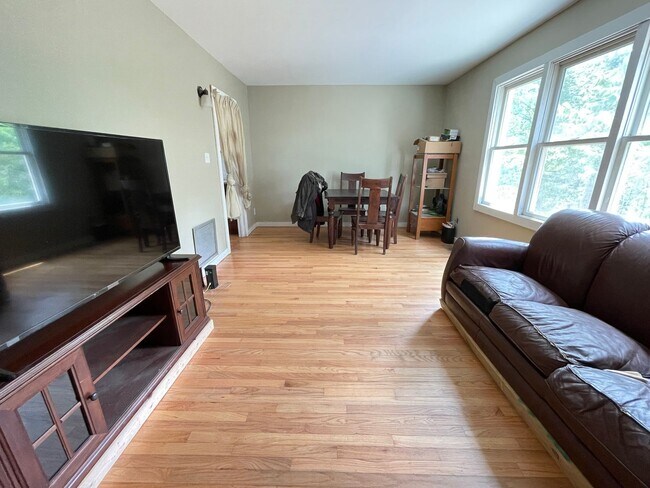Building Photo - Big and Beautiful House with attached 1br ...