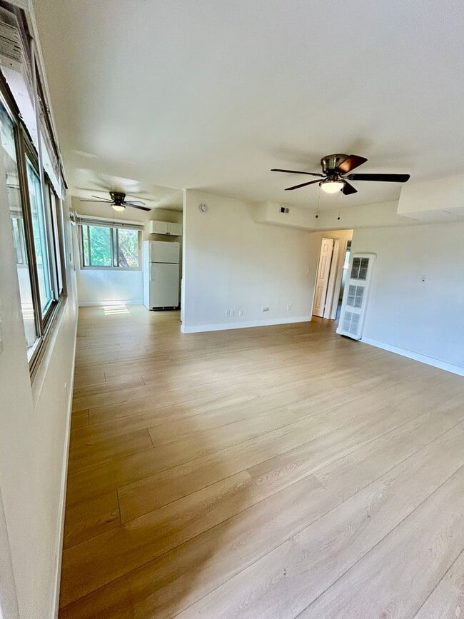 Building Photo - Spacious 2 Bed / 1 Bath Apartment in the Heart of South Park!