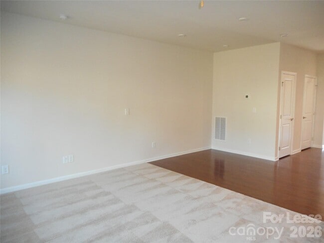 Building Photo - 322 Willow Wood Ct