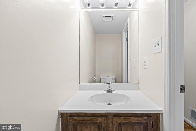 Building Photo - 786 N Vermont St