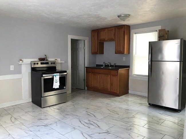 Building Photo - 27-29 Snell St