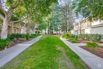 Building Photo - Lovely and Spacious 2BR 2.5BA Condo in Gre...