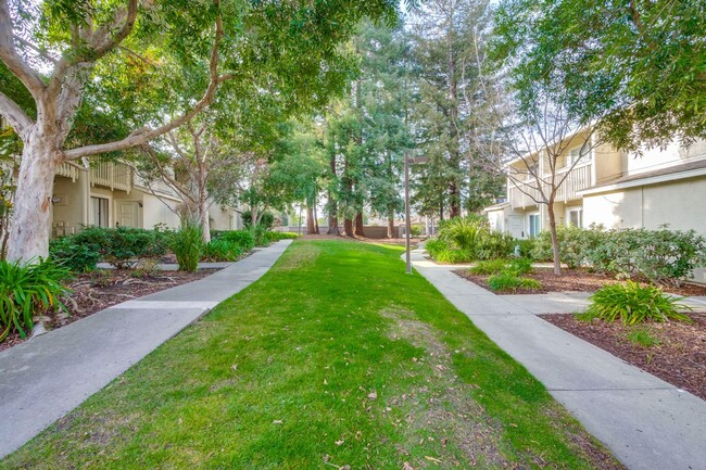 Primary Photo - Lovely and Spacious 2BR 2.5BA Condo in Gre...