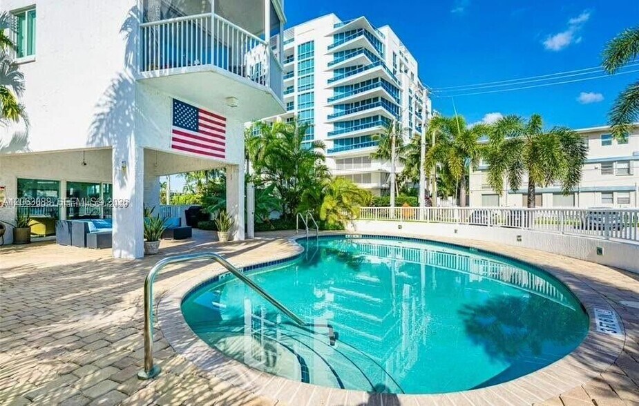 Building Photo - 720 Bayshore Dr