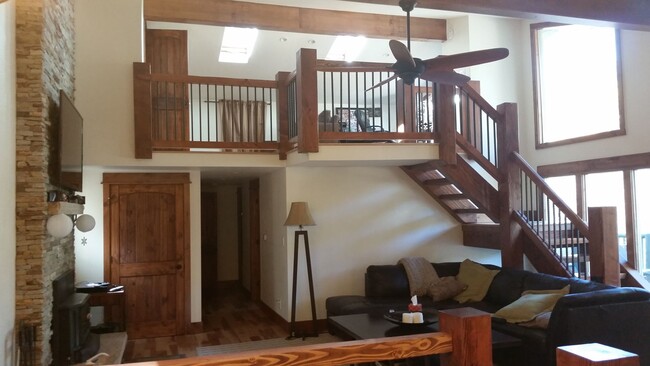 Building Photo - Available Now! Boulder's best kept secret....