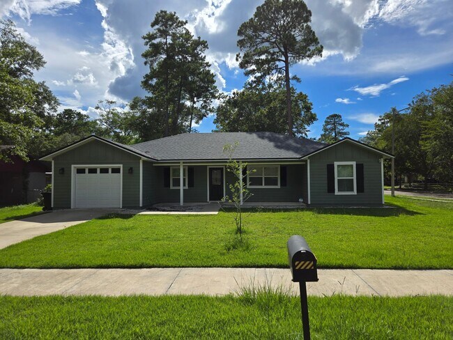 Primary Photo - Beautiful 3BR/2BA home with large fenced-i...
