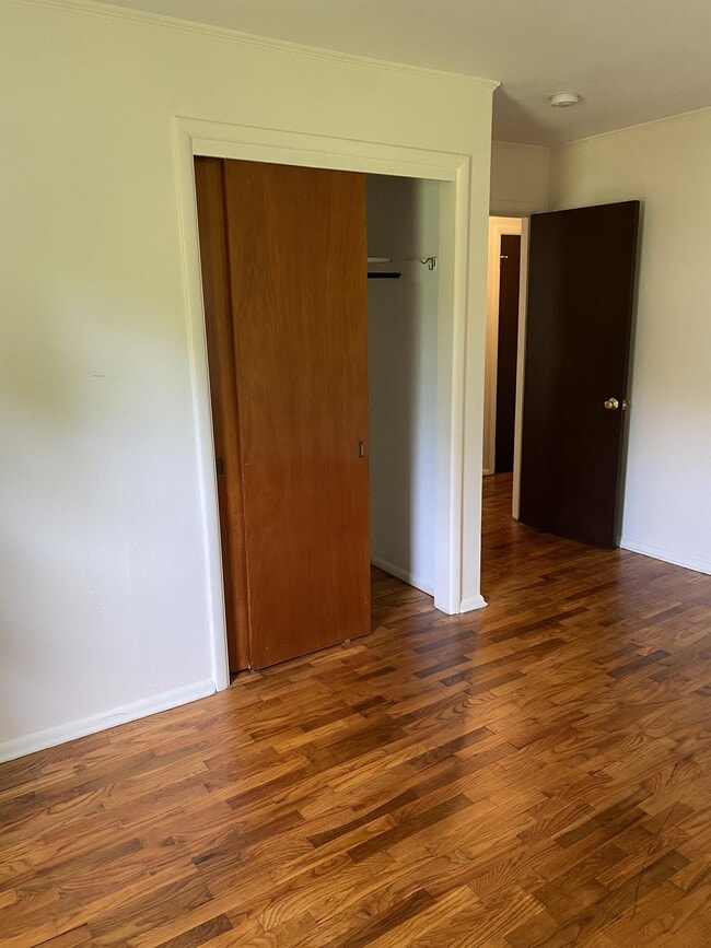 Building Photo - 706 S Taylor Dr