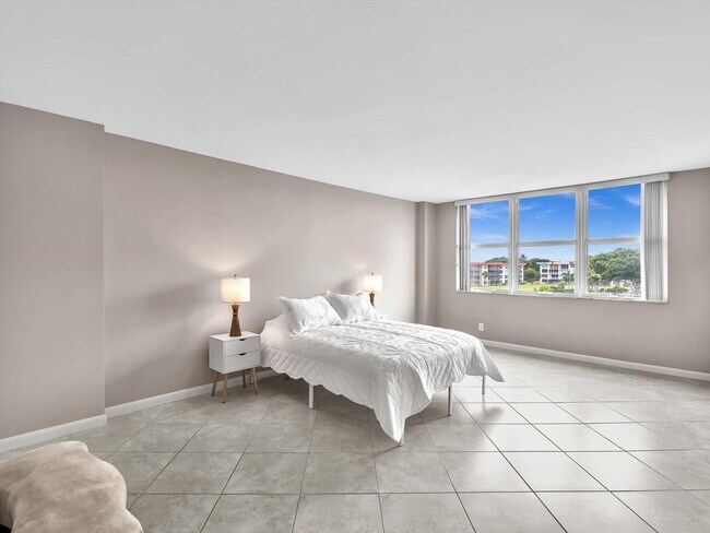 Building Photo - 1150 Hillsboro Mile