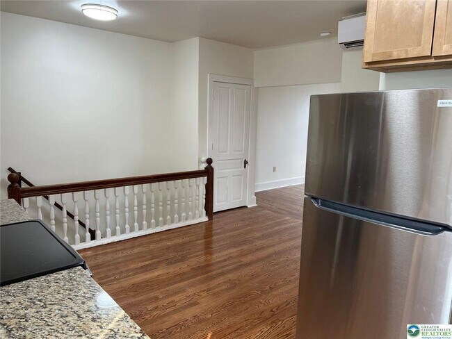 Building Photo - 527 Linden St