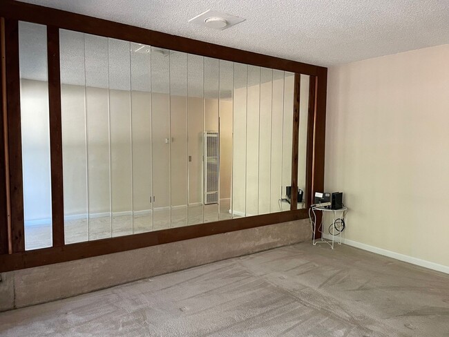Building Photo - 2 bedroom condo with carport, pool and hot tub access