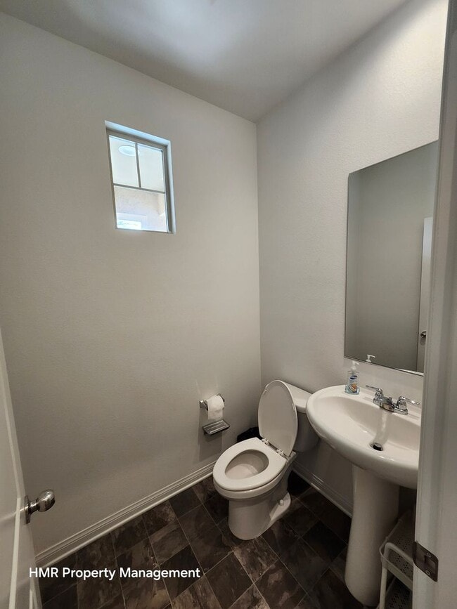 Building Photo - Beautiful two story 5 bedroom in ontario R...
