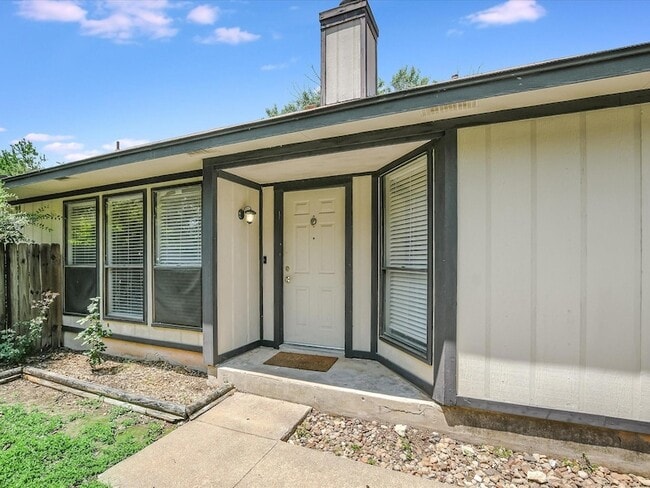 Building Photo - 806 Sunny Ln