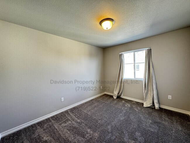 Building Photo - 6227 Lenexa Grv