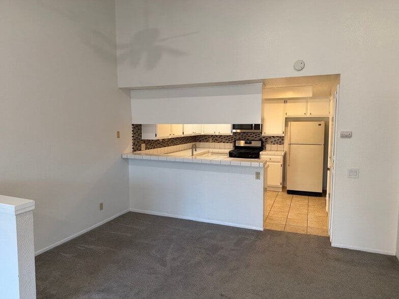 Building Photo - 4791 Lago Dr