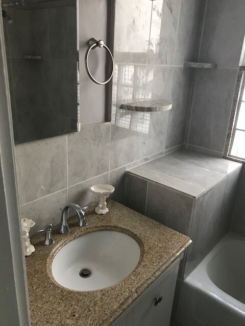 Building Photo - 617 Moulton St E