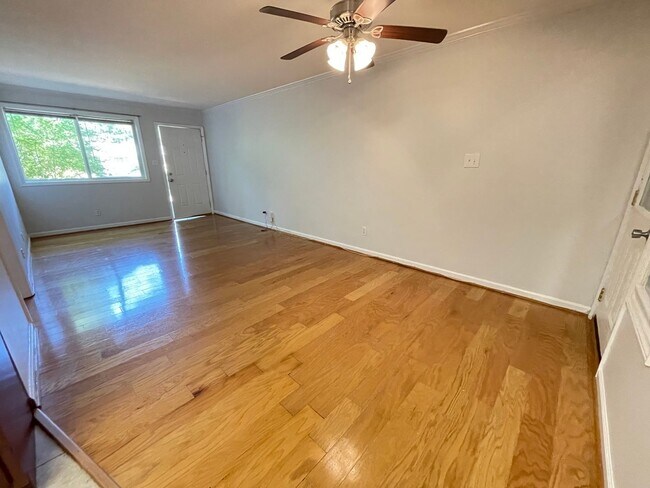 Building Photo - Sweet Spot in Carrboro! Inviting, updated 3br 2ba condo...Walk to Weaver St. & minutes to UNC