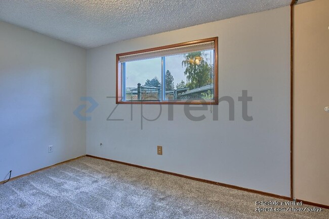 Building Photo - 3300 NE Robin Ct