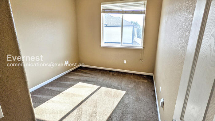 Building Photo - 2921 Kansas Dr