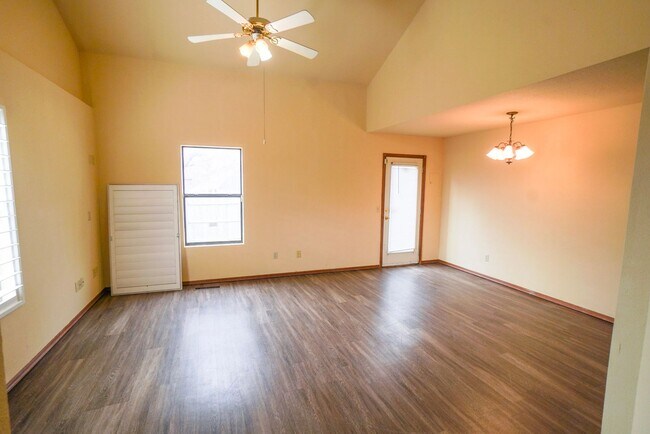 Building Photo - Must see 2 bed, 2 bath duplex near the University of Oklahoma