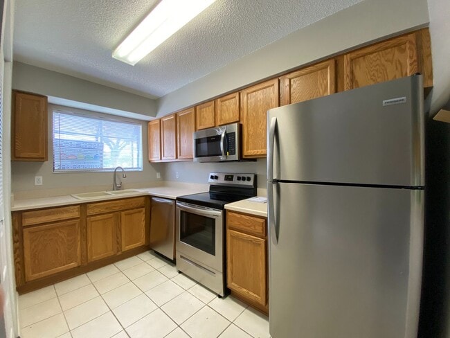 Building Photo - Daytona Beach 2/2.5 townhome