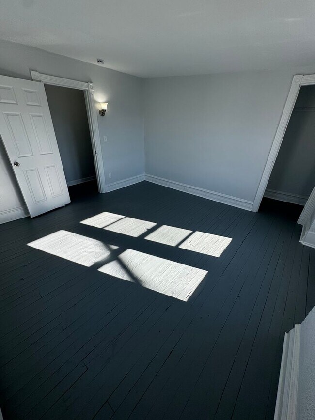 Building Photo - Remodeled LARGE THREE/FOUR BEDROOM Home