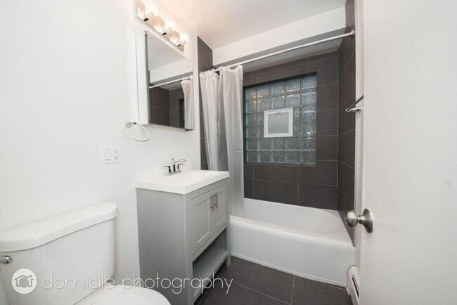 Building Photo - 2 bedroom in Chicago IL 60625