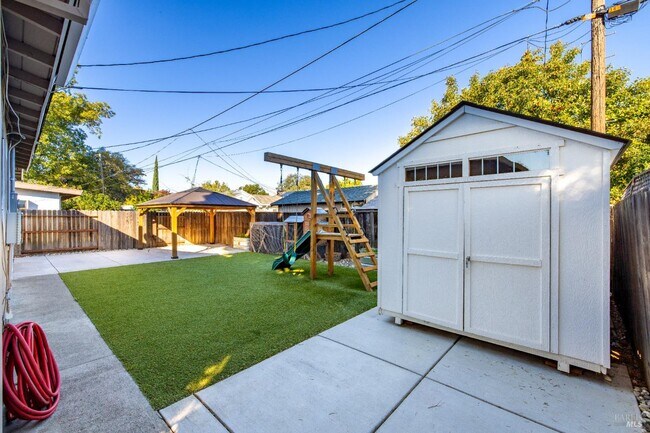 Building Photo - 372 Acacia St