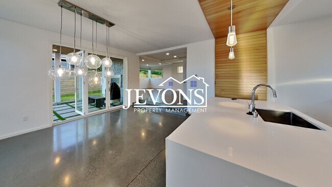 Building Photo - 5BR/4.5BA House in Seattle -- Available Now!